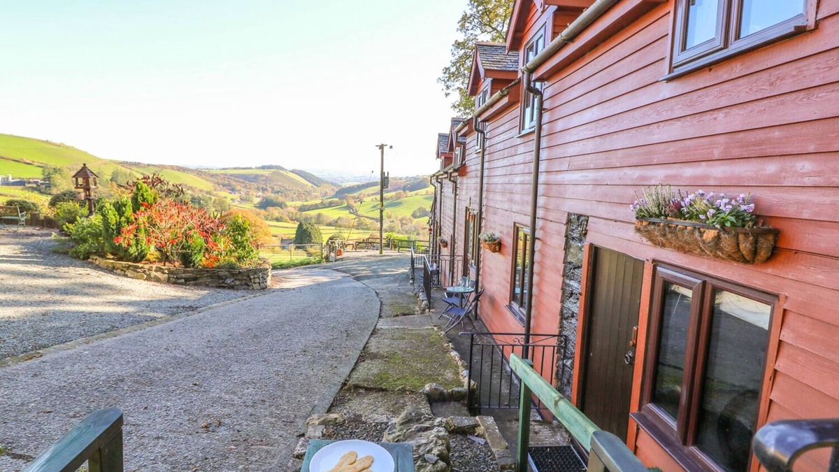 Llanidloes Cottage | OAK COTTAGE, character holiday cottage, with a garden in Llanidloes