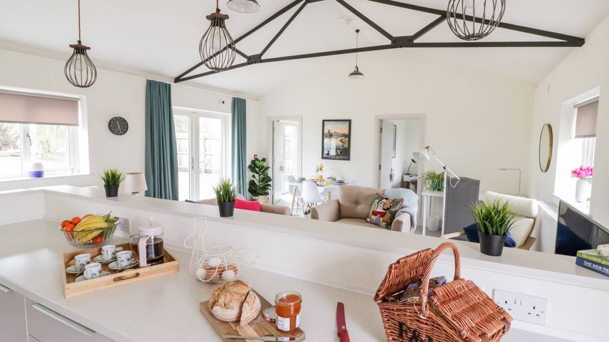 Ely House | Oak Cottage - Modern, Cosy Two Bed with Countryside Views and River Access