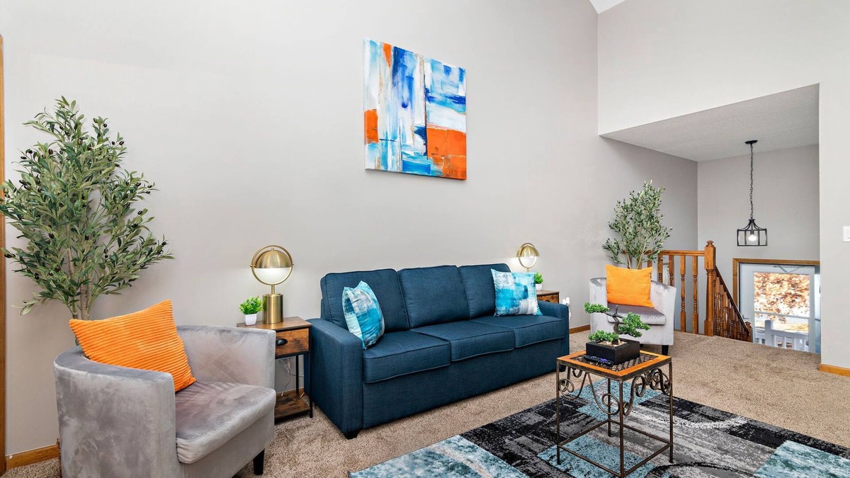 Raymore House | Oak Haven: 3 King Beds + 1 Queen Bed Fast Wi-Fi + FREE Parking - Sleeps 8 People