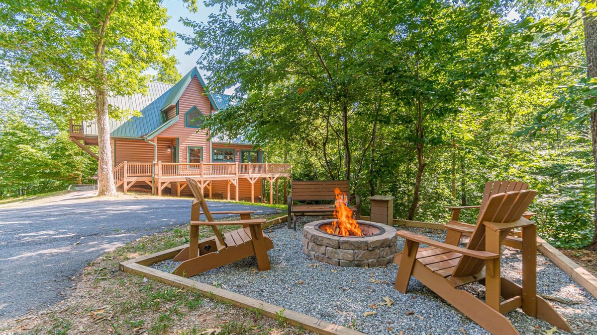 Cleveland Cabin | Oak Hill | 4BR 3.5BA | Luxury Secluded Log Cabin | Pool Table | Hot Tub