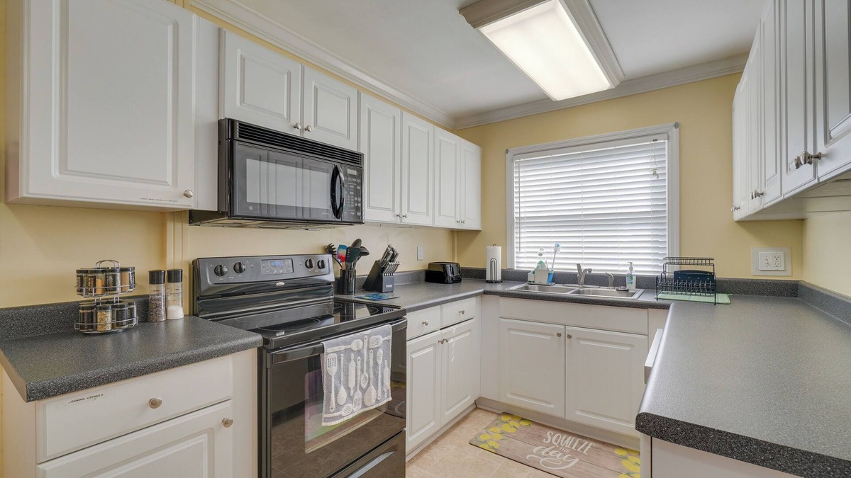 Oak Ridge Cottage | Oak Ridge Retreat w/Porch < 1 Mi to Downtown