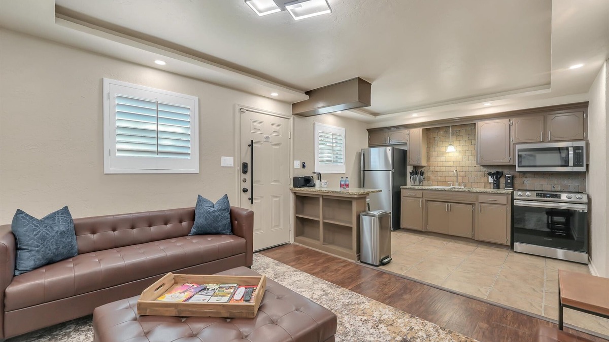 Lawton Apartment | Oak's Beautiful Contemporary Suite #10