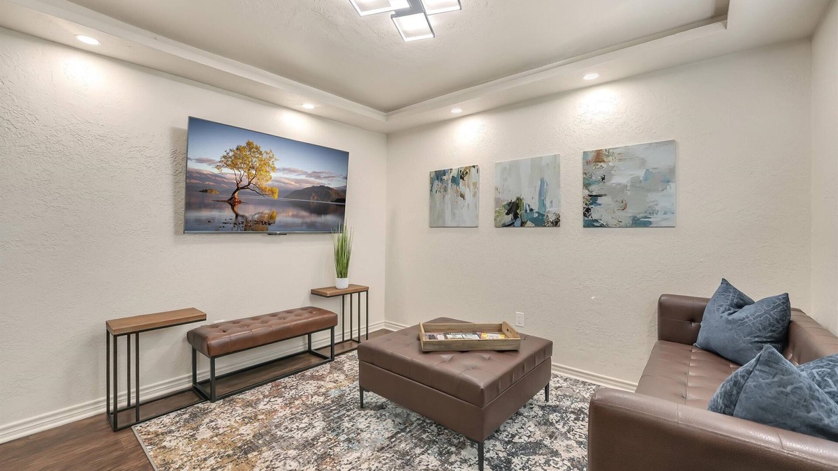 Lawton Apartment | Oak's Beautiful Contemporary Suite #01