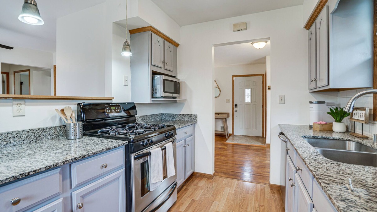Oakdale House | Oakdale Home w/ Deck - 7 Mi to Downtown St Paul!