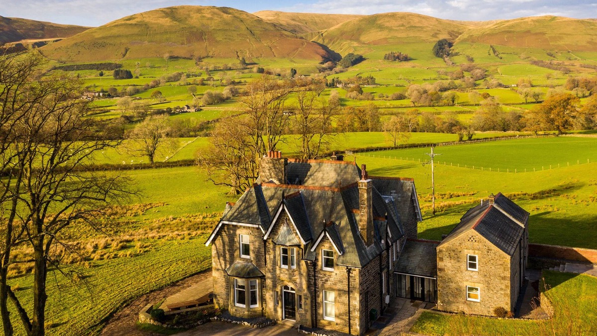 Sedbergh House | OAKDENE COUNTRY HOUSE, family friendly, with hot tub in Sedbergh