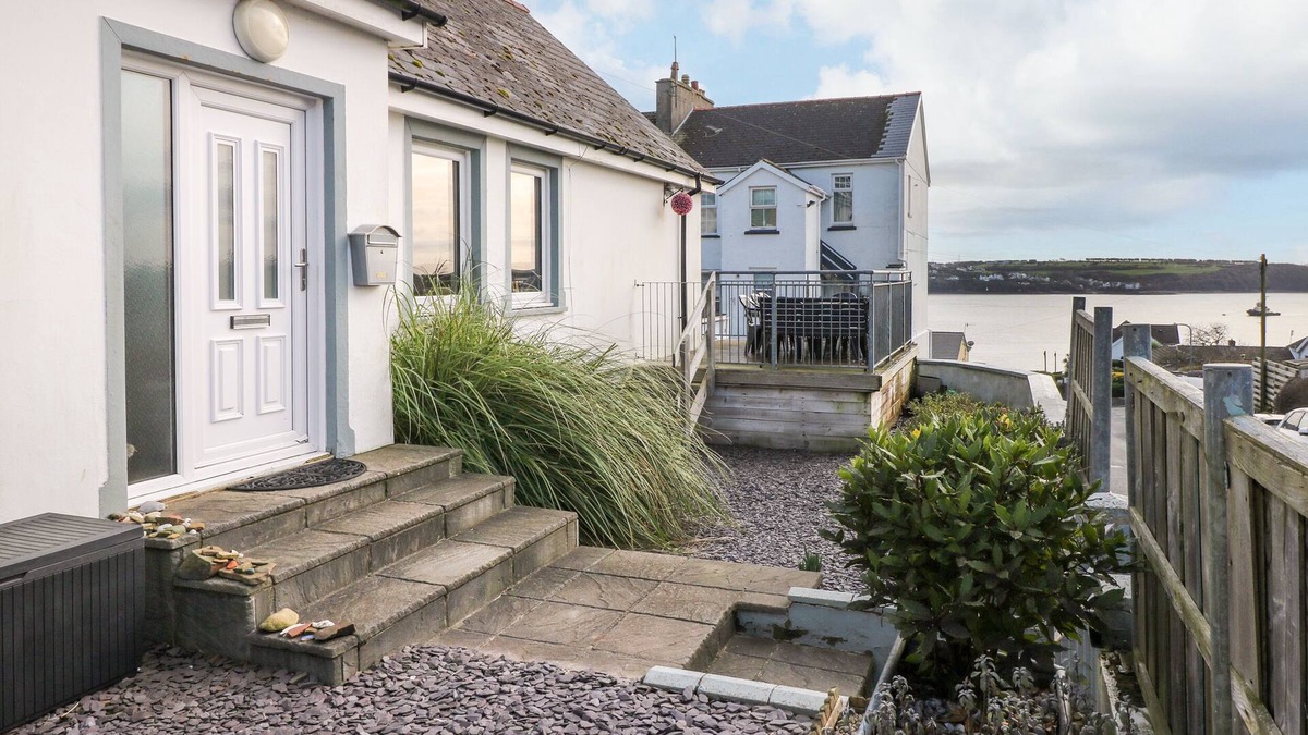Llanstadwell House | OAKDENE, pet friendly, country holiday cottage in Neyland