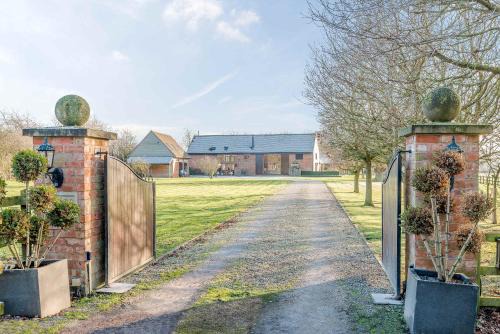 Yelvertoft Apartment | Oakfield Barn - Stylish Stay for Large Groups