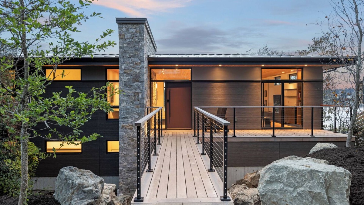 Saanich House | Oakmere House on Portage Inlet
