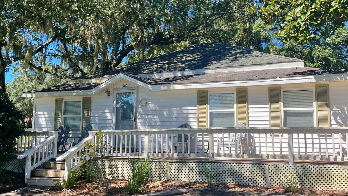 Niceville House | Oaks heaven, a peaceful retreat under the moss trees