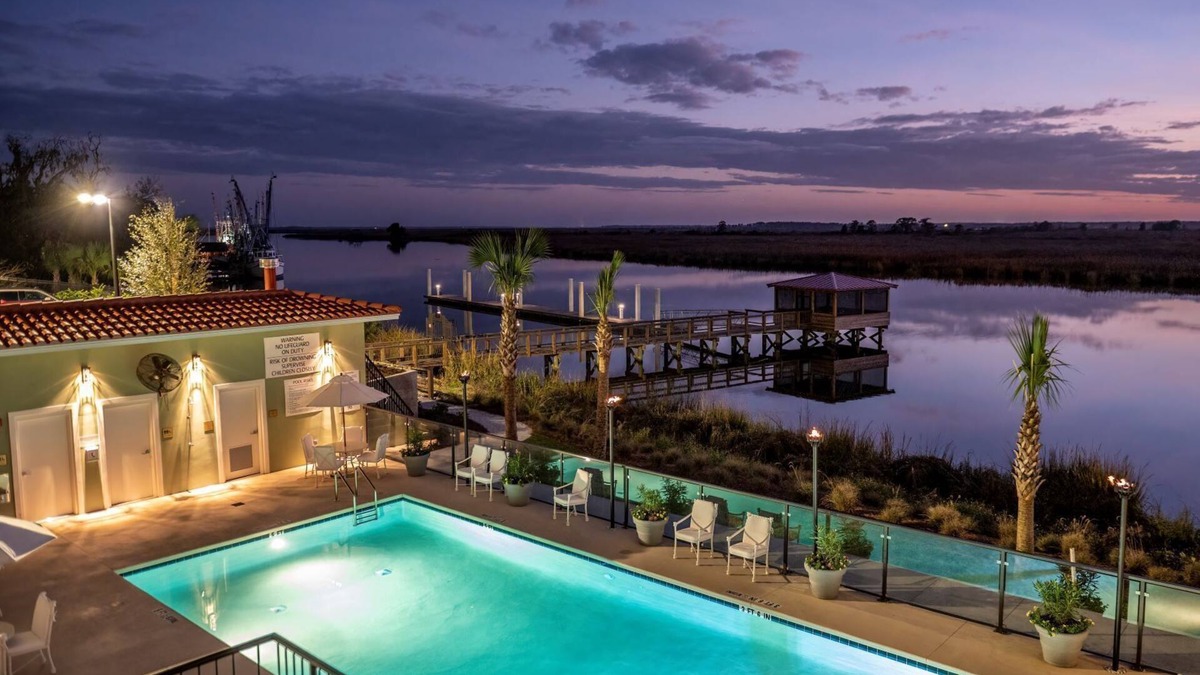 Darien Hotel | Oaks on the River
