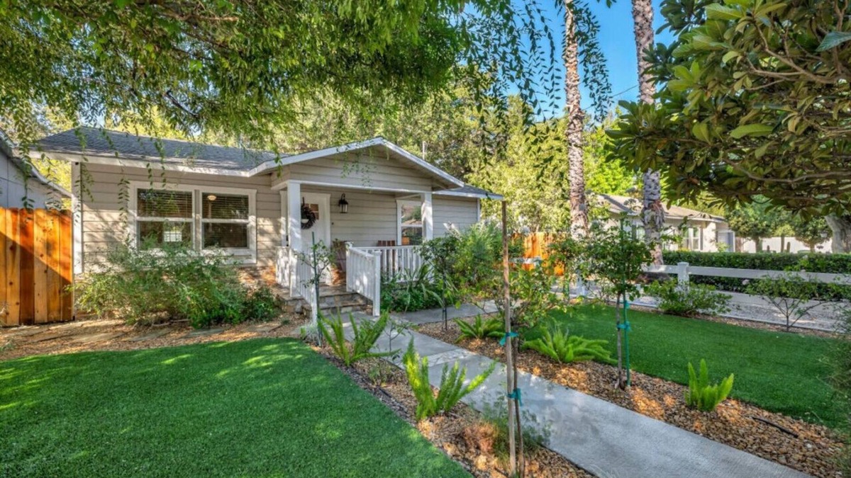 Thousand Oaks House | Oaks Retro Cottage, Jacuzzi, Bistro Patio, Walk to Everything!