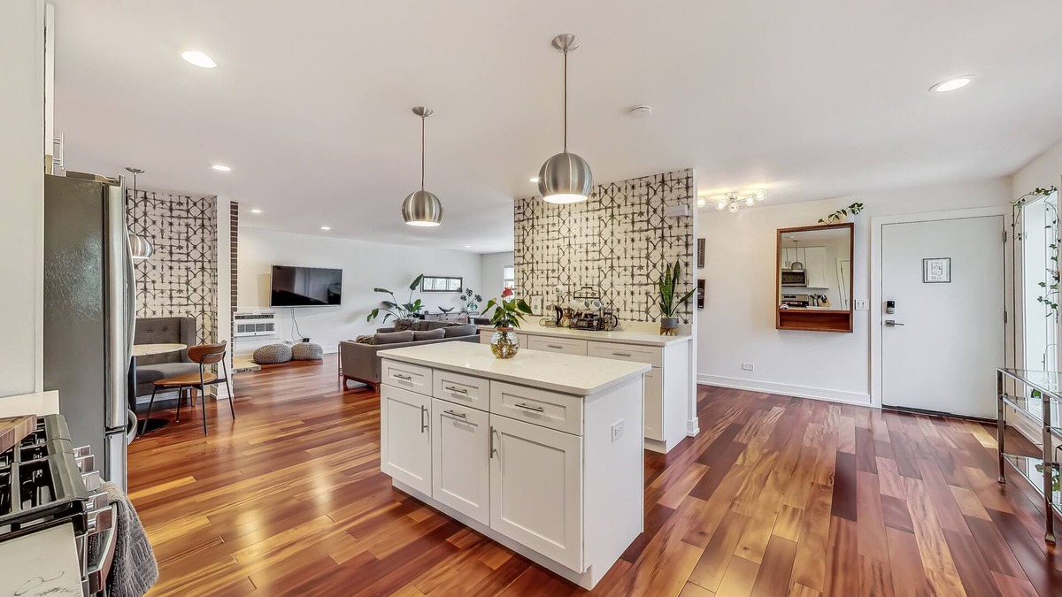 Evanston Condo | Oakton St. Inn, Evanston near Northwestern, Loyola and Chicago