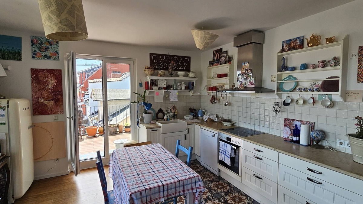 Bornheim Condo | Oasi d'Arte: Quiet, charming artist home with character in a luxury complex