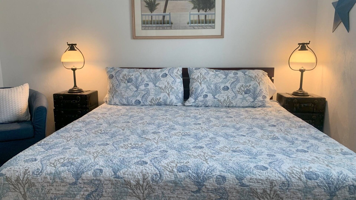 Northeast Virginia Beach Condo | Oasis By the Sea 1-bedroom VB condo - easy walk to the oceanfront