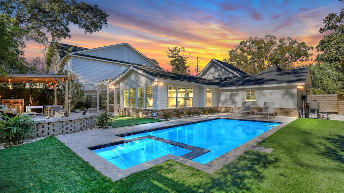 Demere Park House | Oasis Cottage! New Heated Pool & Spa, Backyard Tropical Oasis, Close to beaches! Dog Friendly!