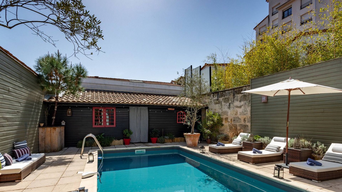 Bassins a Flot House | Oasis de Bordeaux Maritime Very pretty stone town house with swimming pool.