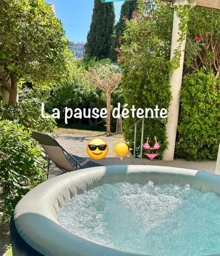 Mandelieu-La-Napoule Apartment | Oasis de verdure en centre-ville - jacuzzi privé