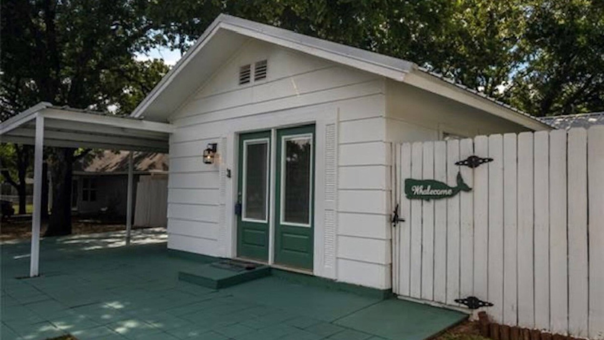Granbury House | 🧜‍♀️ Oasis Paradise Guesthouse