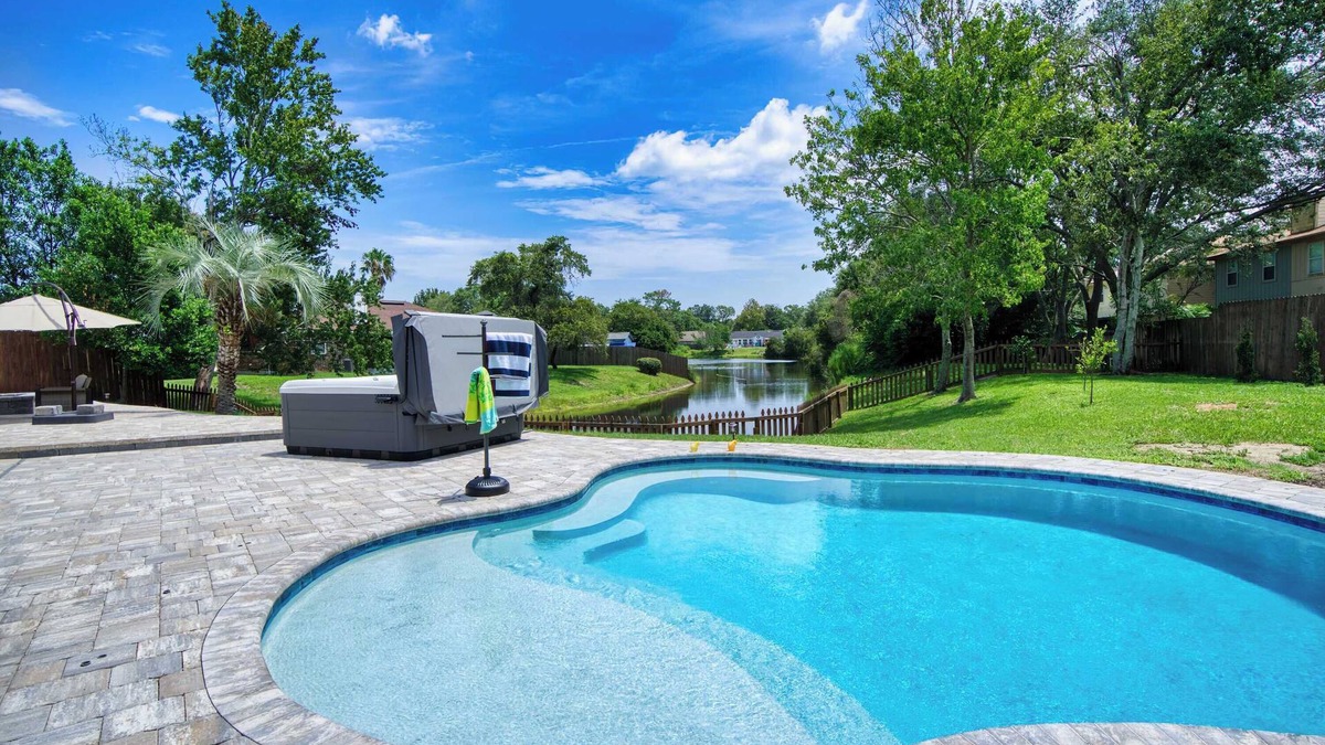 Arlington House | ~Oasis Pearl Sleeps 8 Heated Pool & Spa~