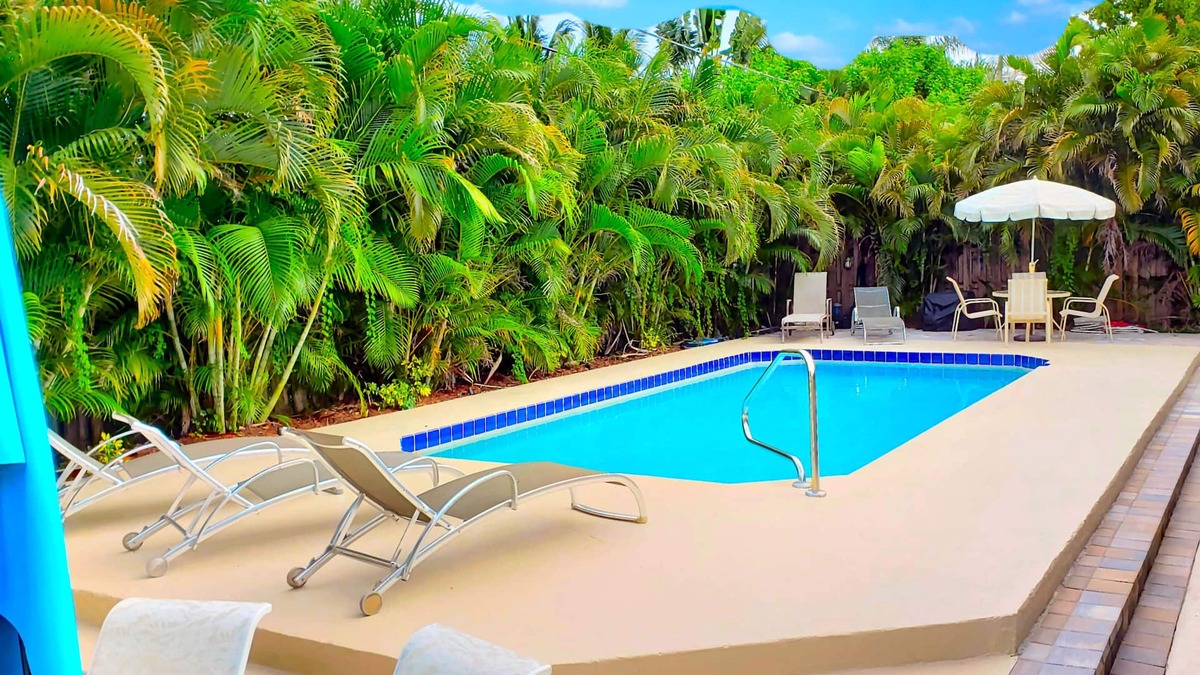 Palm Beach Gardens House | Oasis! PRIVATE Suite, HEATED Pool 5min to Beach, Mall, Stadum, PGA