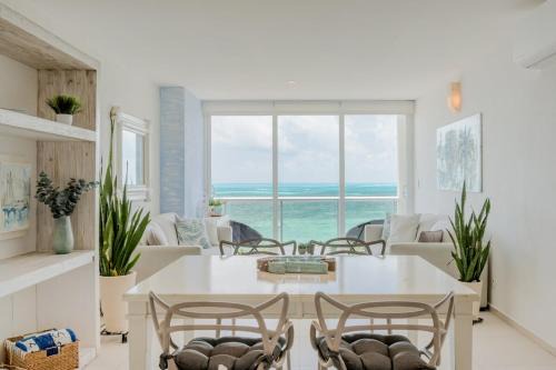 Puerto Juarez Apartment | OASlS Beachfront 2 BDR with pool by Casa Paraiso