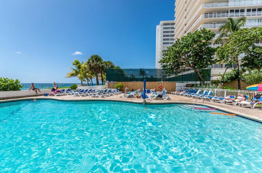 Galt Mile Apartment | Ocean Beach Condo 3BR On the Sand 811