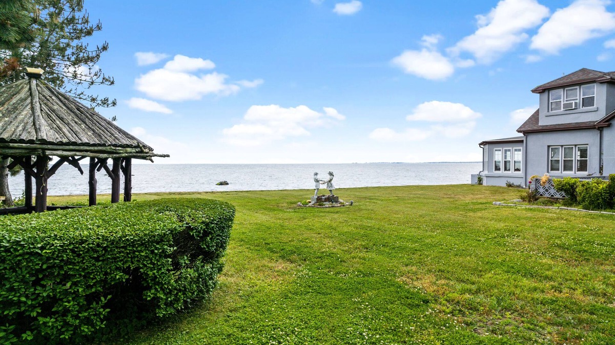 Middlesex County House | OCEAN/BEACH FRONT, HUGE YARD, SUNSET VIEW