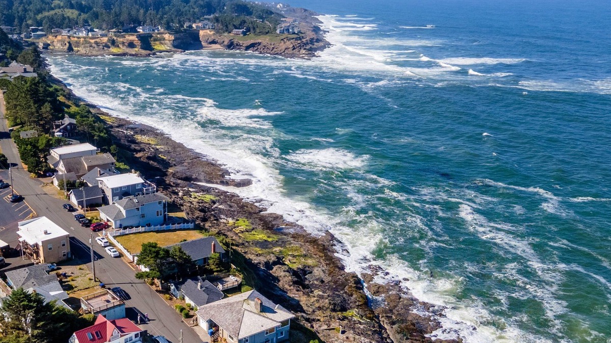 Depoe Bay House | “Ocean Breeze Cottage” in Walkable Depoe Bay