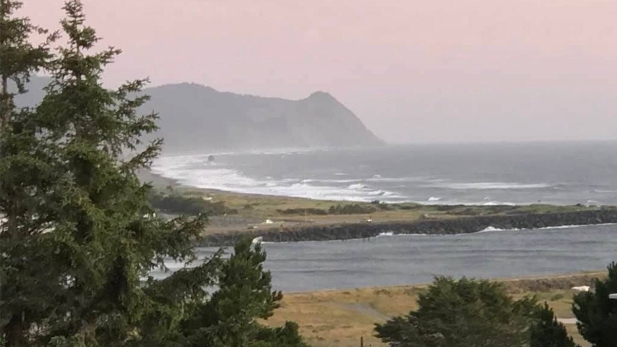 Gold Beach House | Ocean Breeze Oasis Gold Beach!
