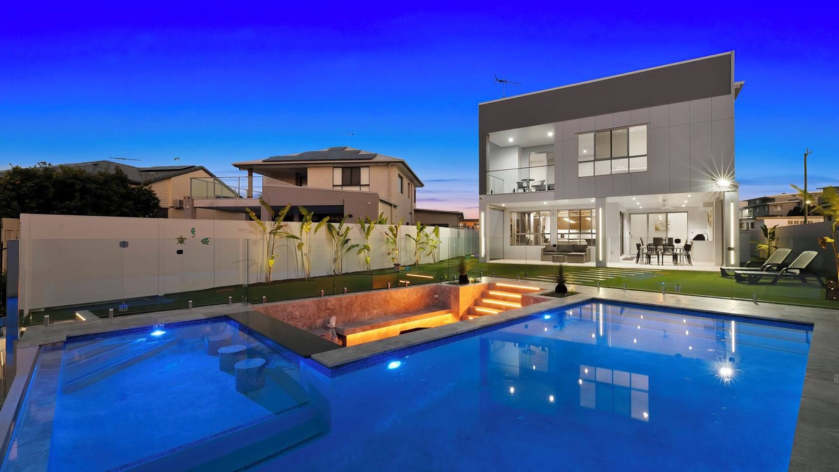 Bongaree House | OCEAN ESCAPE - MAJESTIC, LUXURIOUS CANAL HOME!