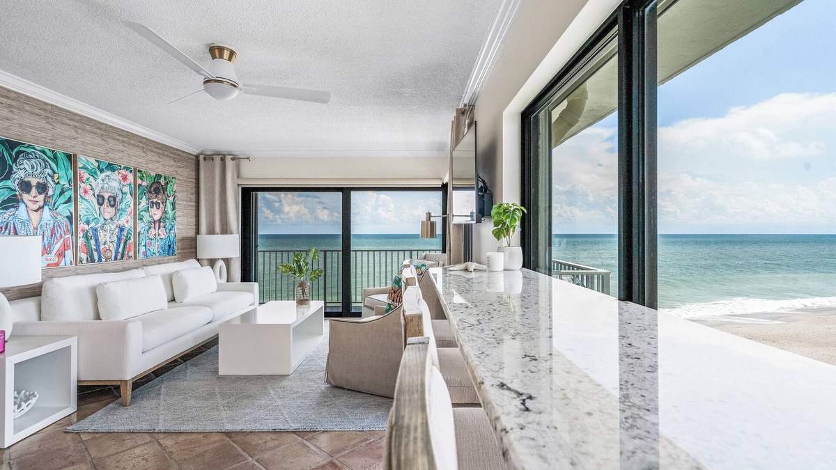 Central Beach Condo | OCEAN FRONT CONDO-TOP FLOOR - OCEAN VIEWS ALL AROUND!