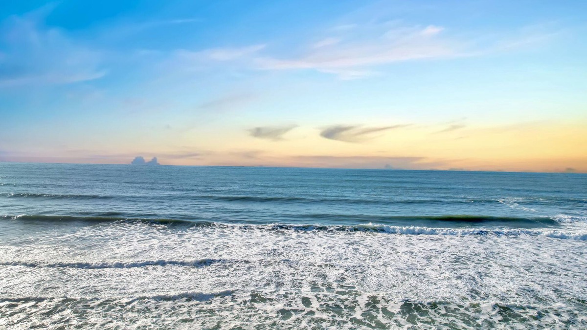 Sharp Park House | Ocean Front Home- French Villa - Pacifica-San Francisco! Hear waves and relax!