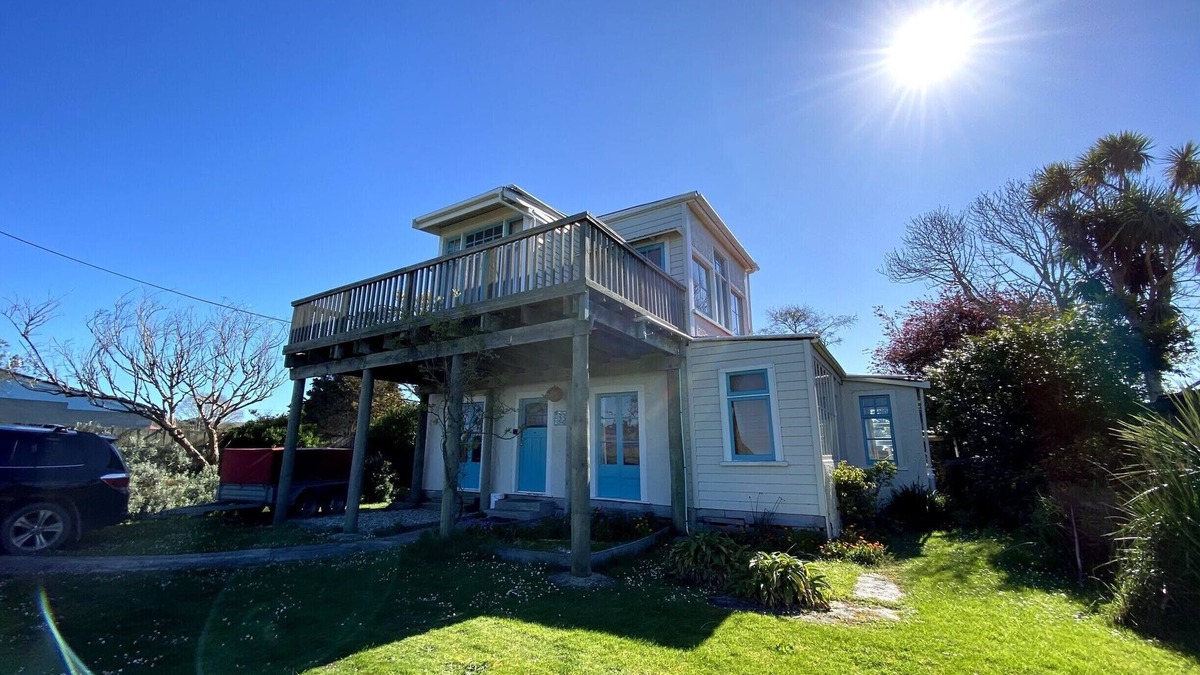 Pounawea House | Ocean front, large, historic, character house, suitable for families and groups.