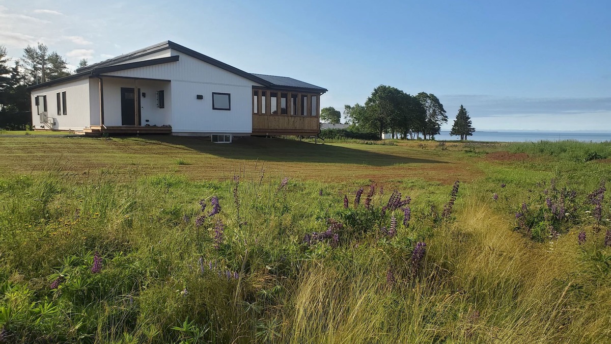 Stratford House | Ocean front, private beach, new modern, minutes to Town, lovely quiet seclusion