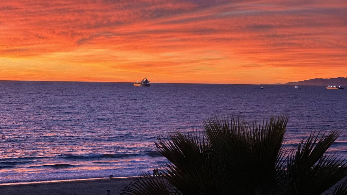 Manhattan Beach Condo | OCEAN FRONT + TOP FLOOR, 4 BEDROOM MANHATTAN BEACH HOUSE- MINIMUM OF 3 NITES REQ
