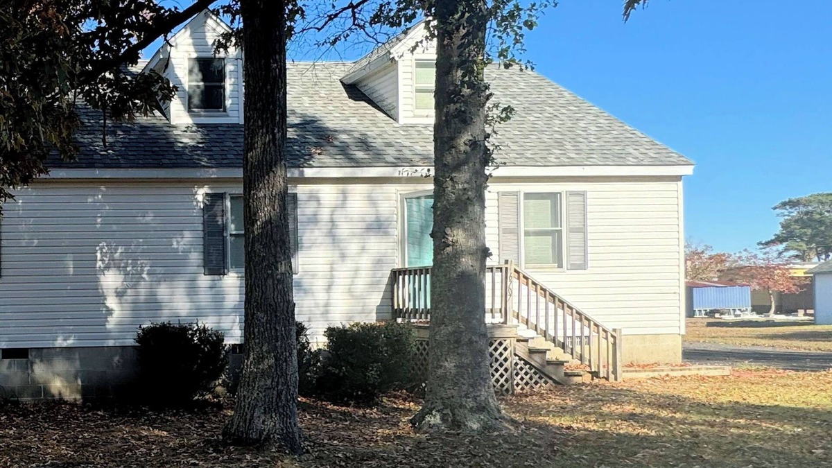 Chincoteague House | Ocean House 2 - duplex -Newly renovated. 3BR, 2 Bath duplex with back deck.