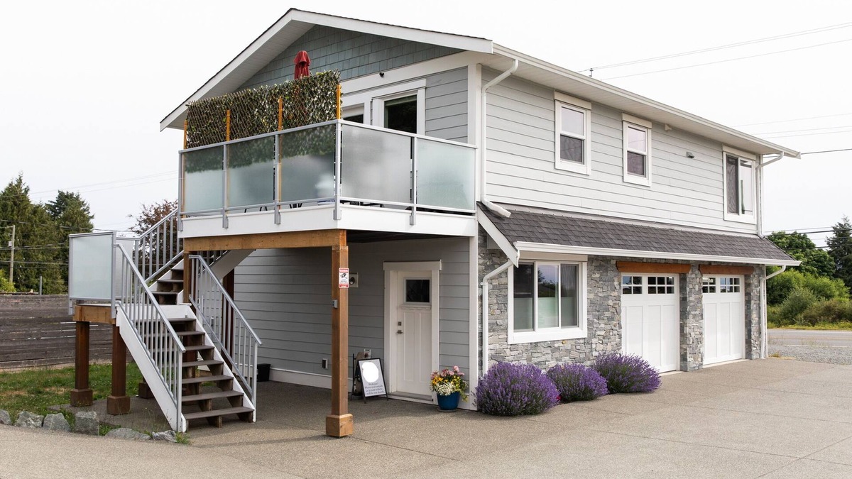 Courtenay House | Ocean trails, 25 minutes to Mt. Washington and minutes from Courtenay.