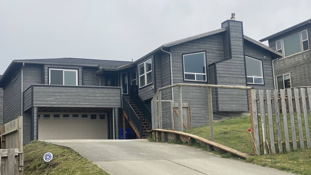 Bandon House | Ocean view, 100 yards to beach, pet friendly, secure fenced yard.