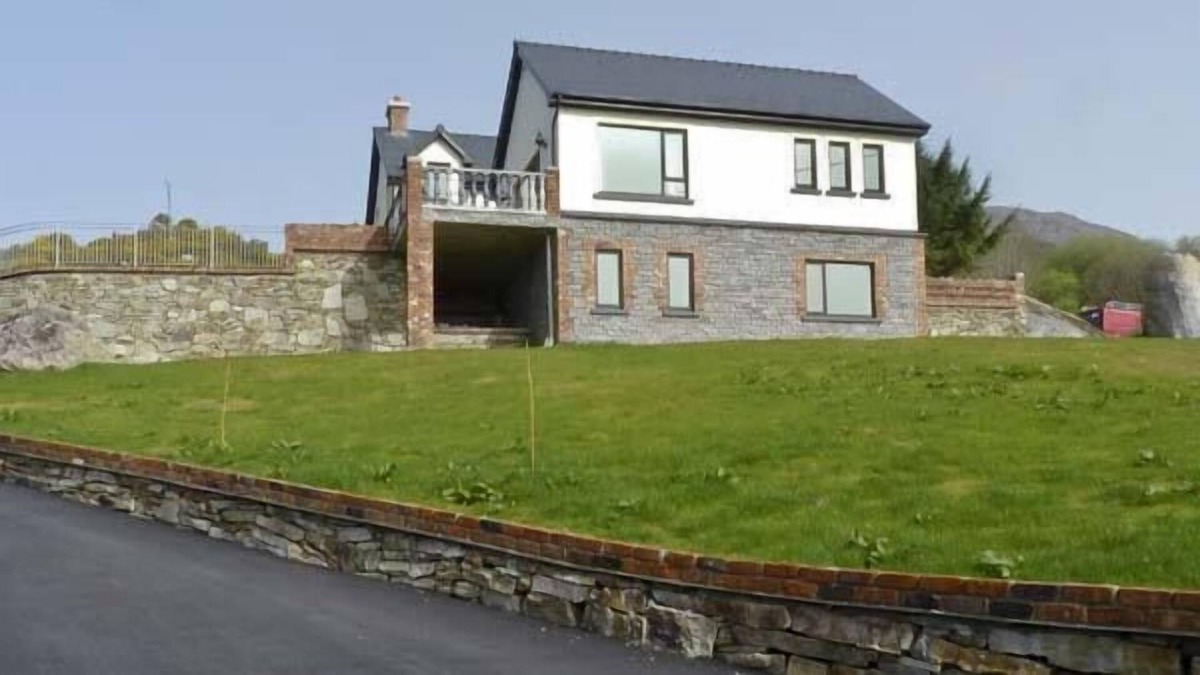 Ardnatrush Cottage | OCEAN VIEW, family friendly, with open fire in Adrigole, County Cork