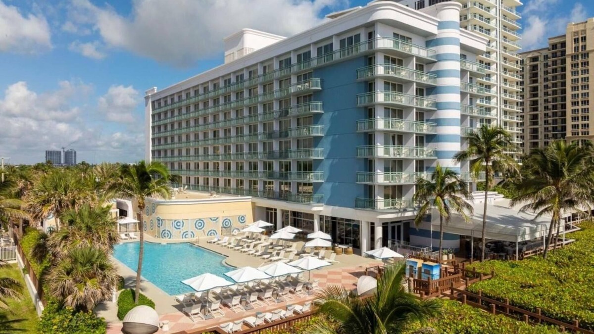 Singer Island Hotel | Ocean View Haven! Beach Access, Outdoor Pool, Bike Rental! 4 Units