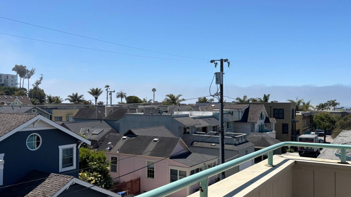 Capitola House | Ocean View Home - Rooftop Deck & Pet-Friendly