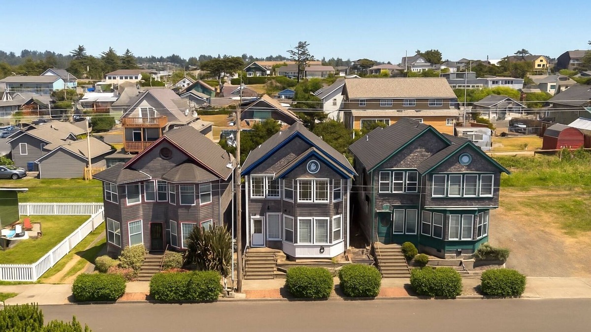 Newport House | Ocean view homes with hot tubs, enclosed yard, fireplace - 1 block to the beach