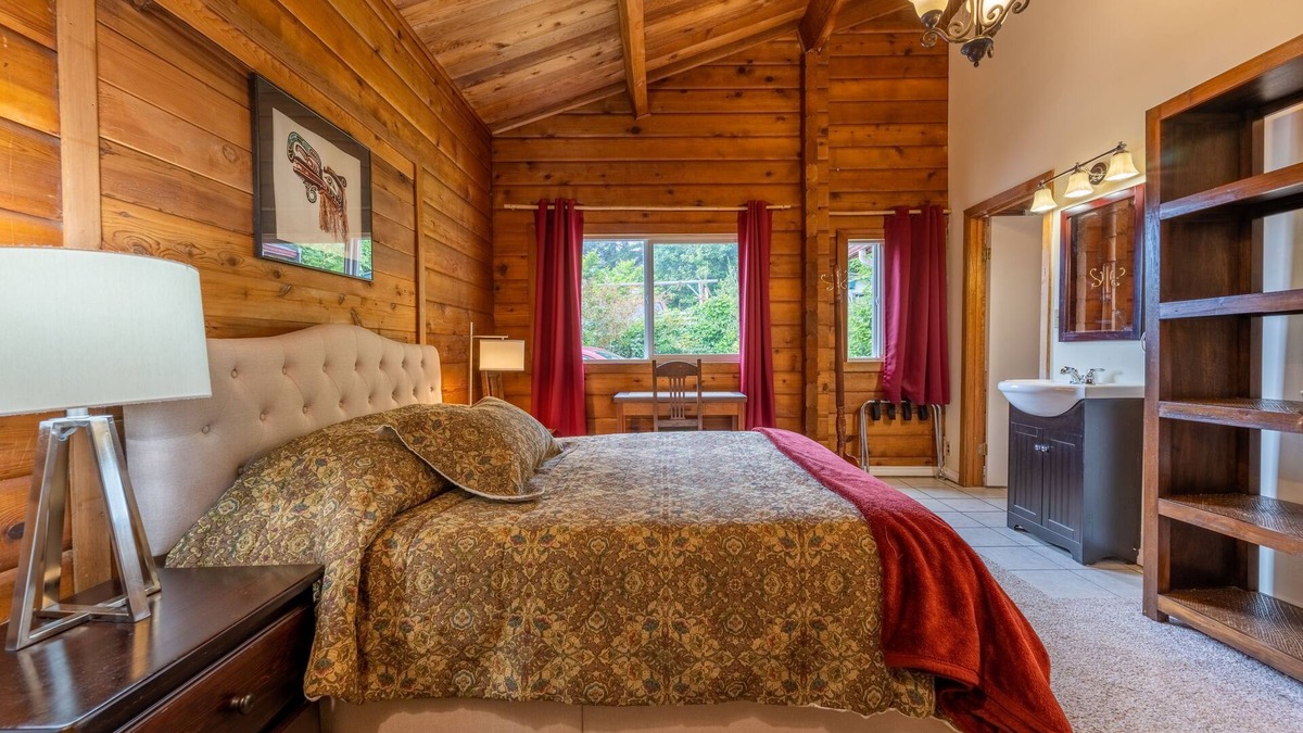 Alert Bay Cabin | Ocean View Lodge with Hot Breakfast