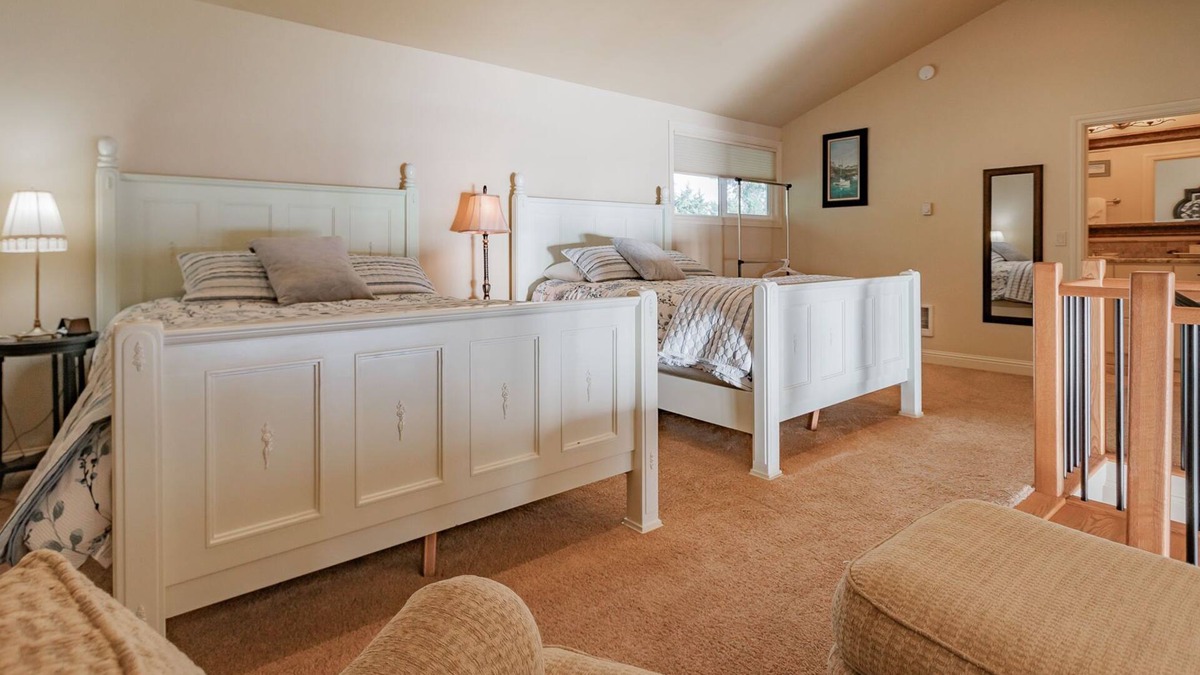 Otter Rock Apartment | Ocean-View Loft with Kitchen & Balcony