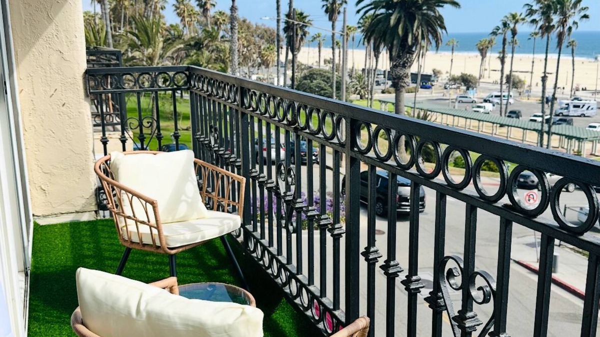 Ocean Park Bed & Breakfast | Ocean View One-Bedroom walking distance from the Santa Monica Pier!