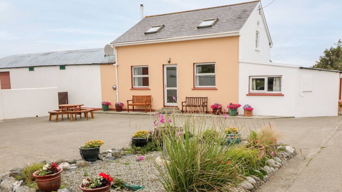 Ardnatrush Cottage | OCEAN VIEW, pet friendly, with open fire in Skibbereen, County Cork