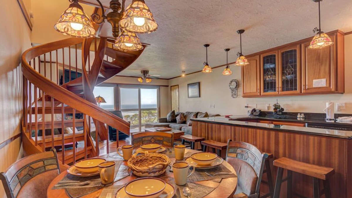 Otter Rock Apartment | Ocean-View Suite with Jacuzzi Tub | Sleeps 6