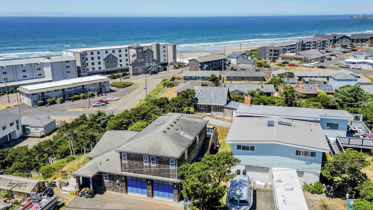 Newport House | Ocean-View, Upper-Level Guest House Near Nye Beach with a Hot Tub