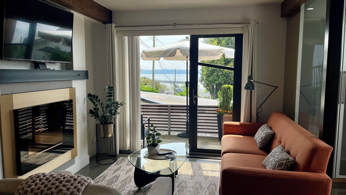 White Rock House | Ocean View White Rock Modern 2 Bedroom. 1 min walk to beach! BC & City licensed.