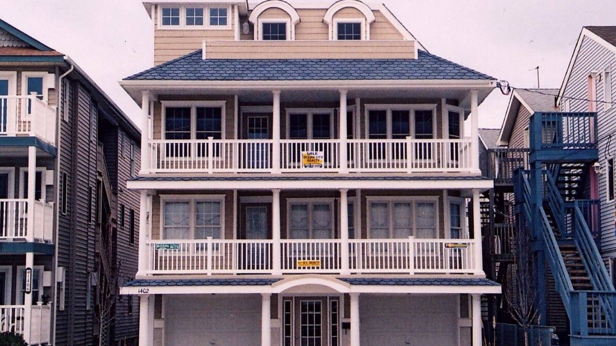 North End Condo | Ocean views! Pool table! 14th & Ocean. 2nd/3rd Fl. Free EV L2 Charger